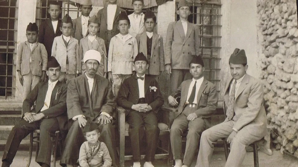 معلم وتلاميذه في المدرسة العدنانية 1929.jpg
