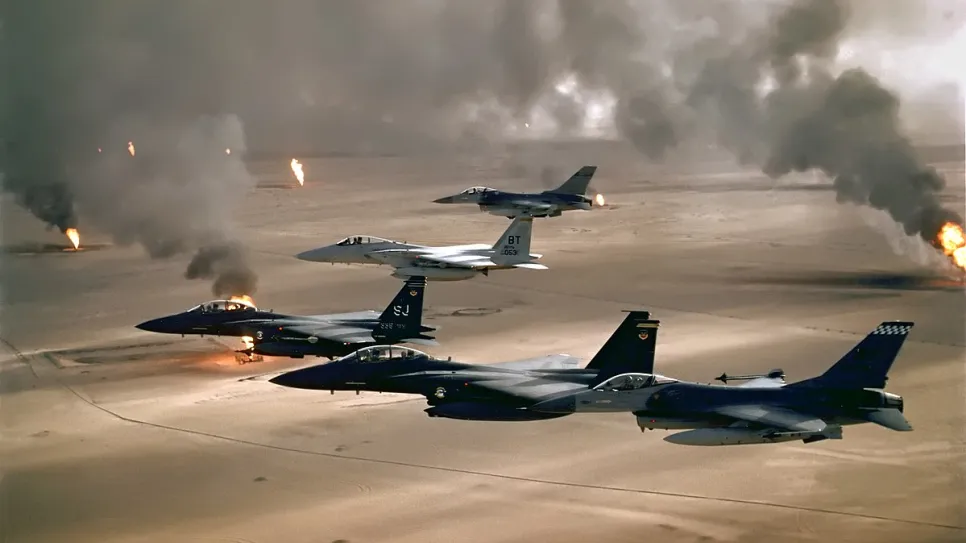 1200px-USAF_F-16A_F-15C_F-15E_Desert_Storm_edit2.jpg
