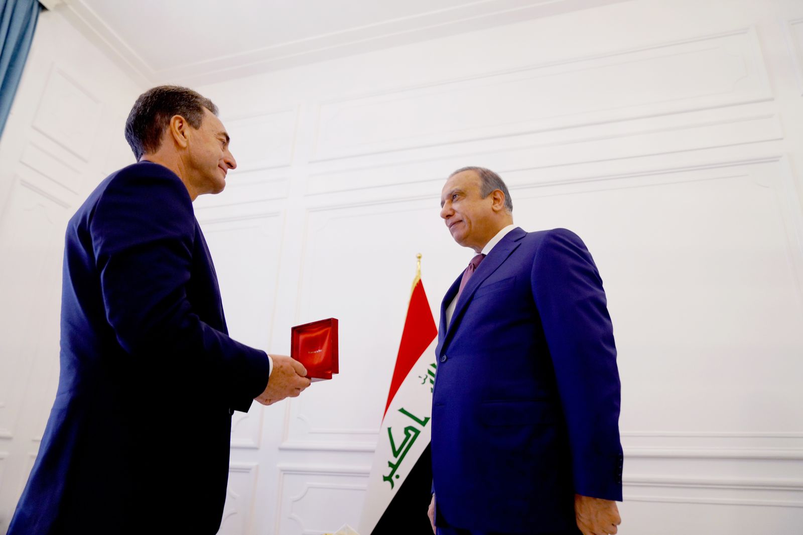 الكاظمي يتسلم وسام شرف فرنسي