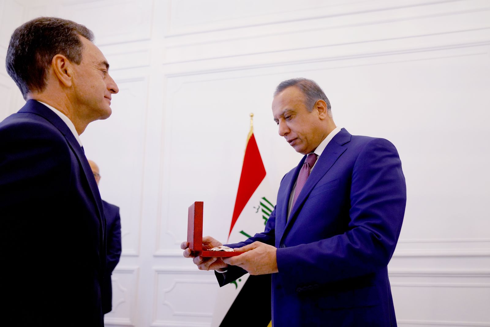 الكاظمي يتسلم وسام شرف فرنسي