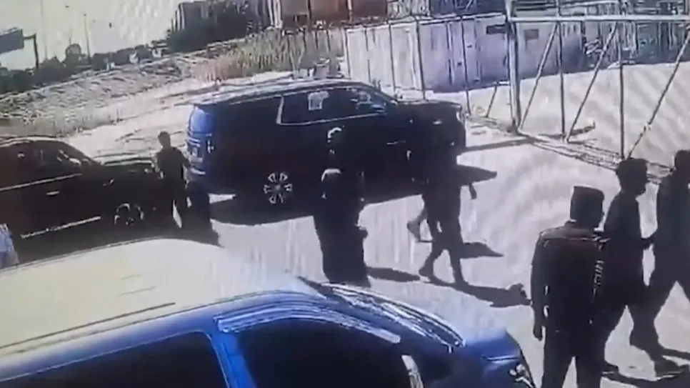 مسلحين مطار البصرة.jpg
