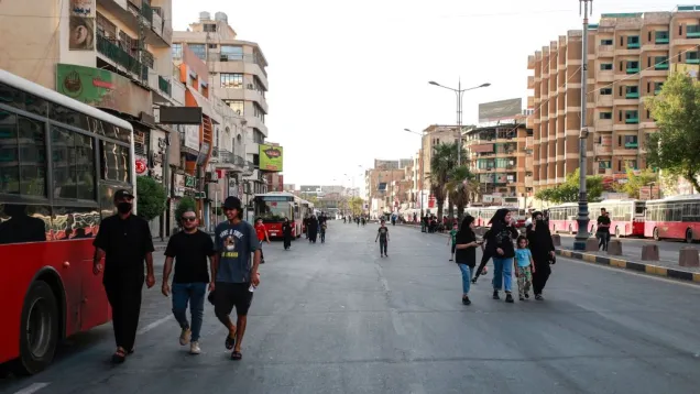 مواطنين قطع شارع.jpg