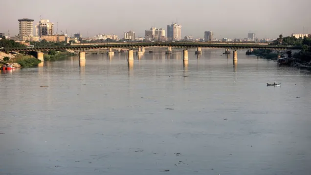 طقس نهر بغداد جسر الاحرار.jpg