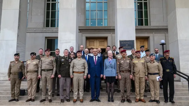 وزير الدفاع في واشنطن.jpg